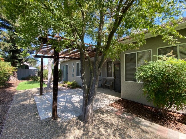Building Photo - 1372 Chennault Ave