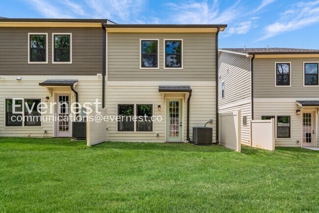 Building Photo - Modern 3 Bed, 3.5 Bath Townhome with Attached Garage / 3 Bed & 3.5 Bath / Pet-friendly / Coming S...