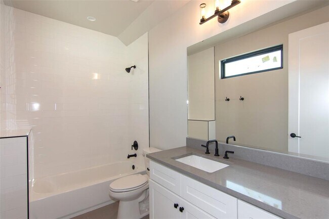 Building Photo - 2804 Lawrence Dr