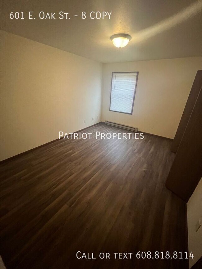 Building Photo - 601 E Oak St