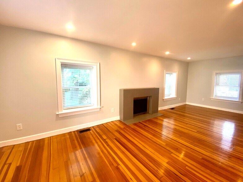 Building Photo - 23 Farmcrest Ave