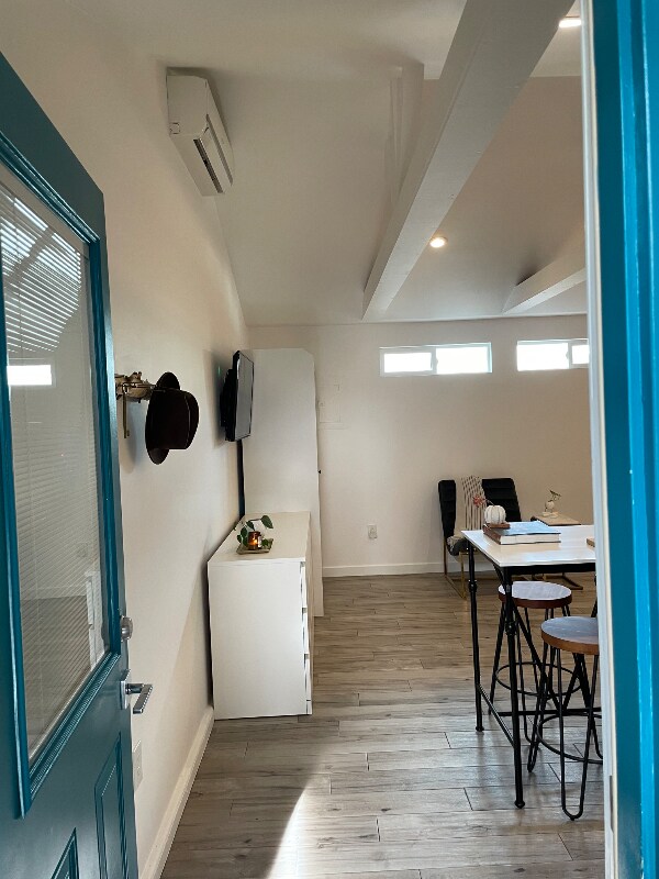 Building Photo - 463 Menker Ave