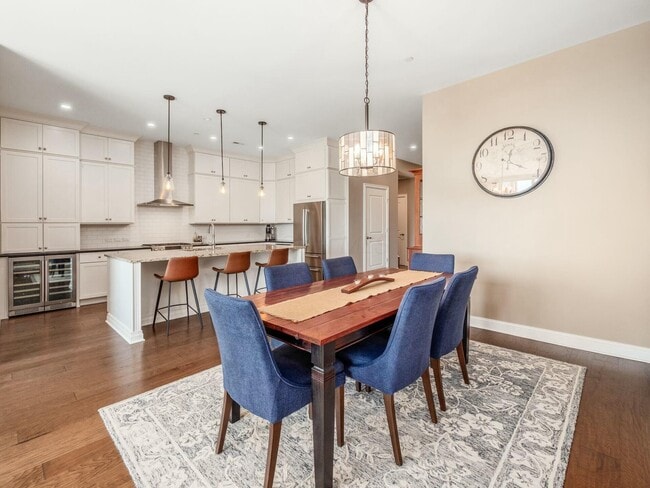 Building Photo - 250 W Spring St