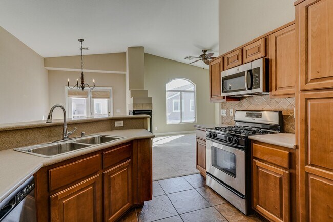 Building Photo - Cozy 2-Bedroom Henderson Townhome with Double-Sided Fireplace