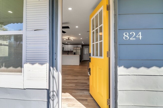 Building Photo - 3 BED | 2 BATH | REAR OFF-STREET PARKING |...