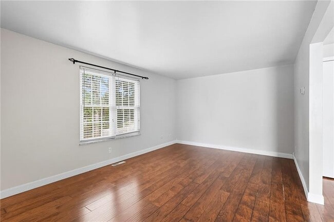 Building Photo - 222 Parkwood Dr