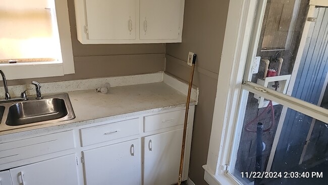 Building Photo - 716 Bronson St