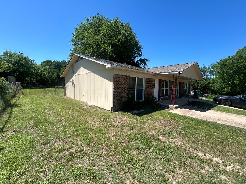 Building Photo - 402 Randy Blvd