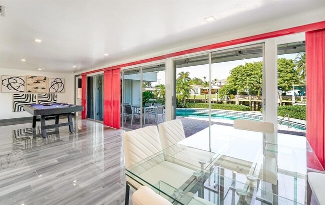 Building Photo - 2531 NE 47th St