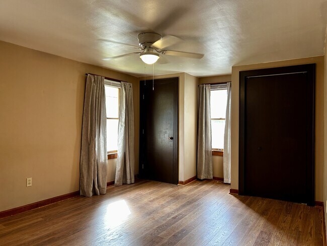 Building Photo - 1023 Sackett Ave