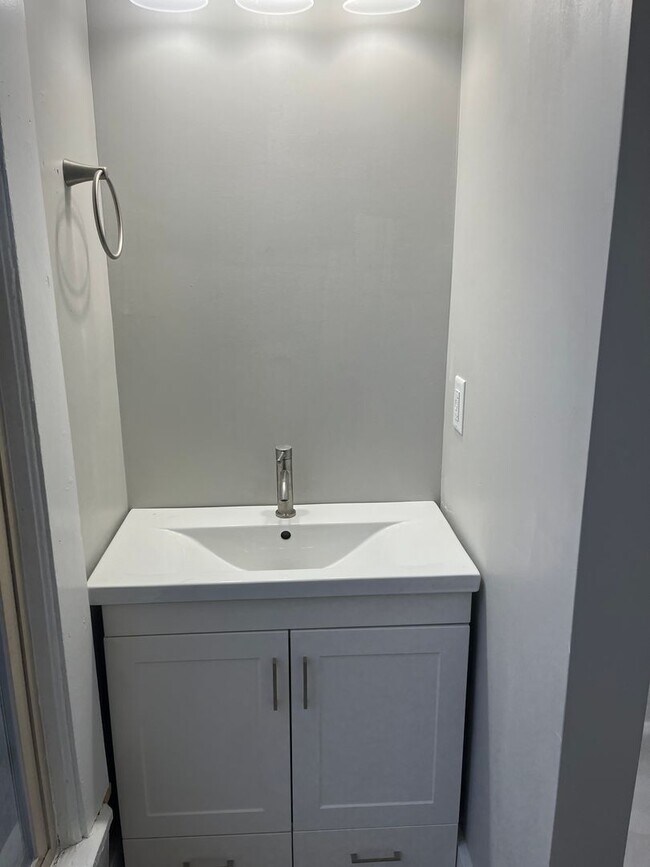Building Photo - Beautifully Renovated 1 Bed 1 Bath