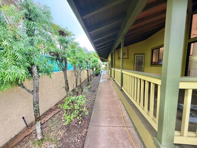 Building Photo - Beautiful 3 Bedroom / 2.5 Bathroom Home in Wailuku Heights!