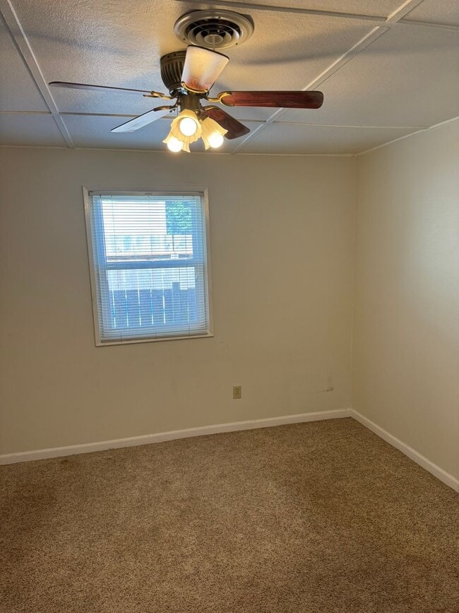 Building Photo - Barger area, 2 bedroom, 1 bath, large back...