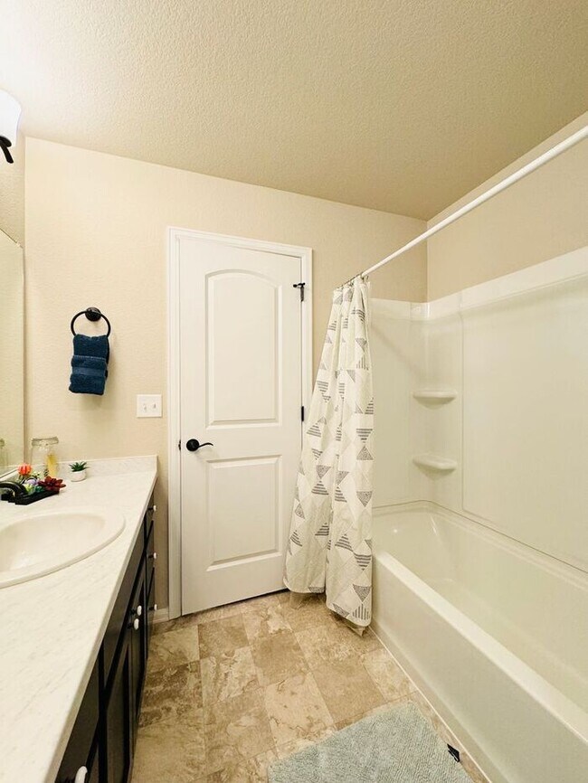 Building Photo - Spacious 3 bed/ 2.5 bath House In Severance