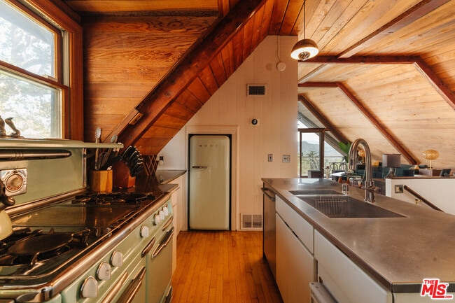 Building Photo - 6894 Pacific View Dr
