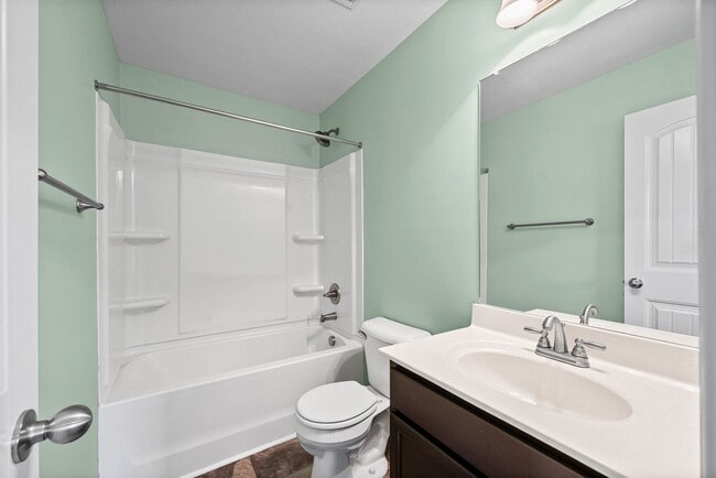 Building Photo - 2 Bedroom Condo For Rent With Community Swimming Pool!