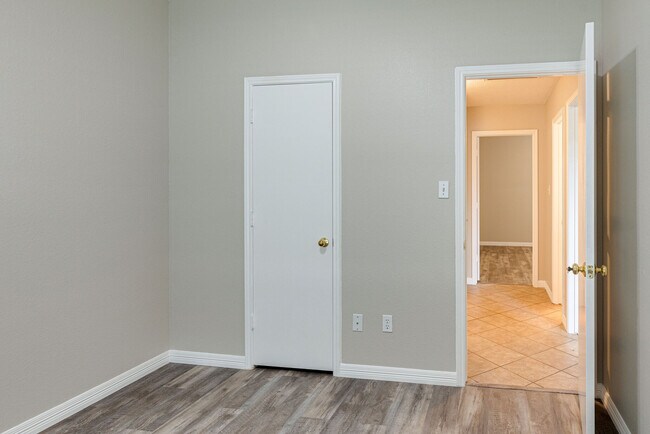 Building Photo - 6718 Valley Branch Dr