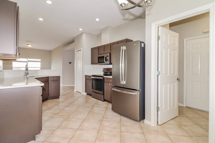 Building Photo - 752 Star Pointe Dr