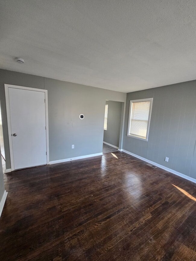 Building Photo - Renovated Duplex ready now