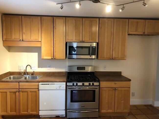 Building Photo - 3bd/2ba w/ Large Front Porch & Backyard in Grant Park!!