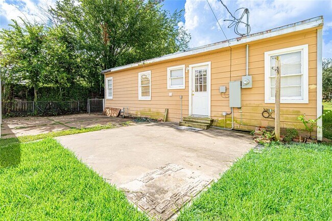 Building Photo - 1726 Du Barry Ln