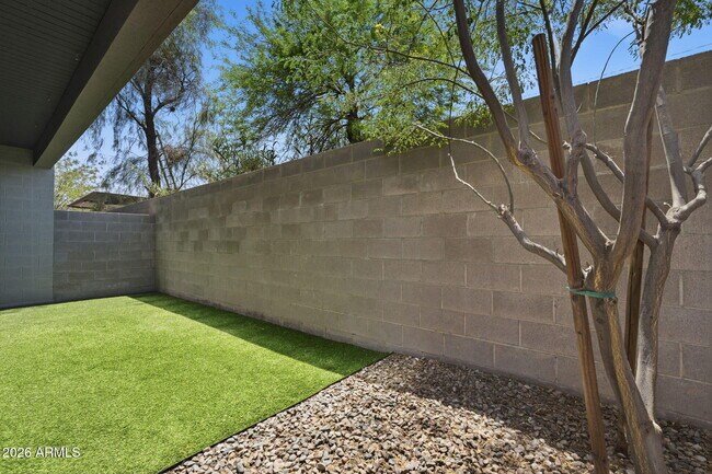 Building Photo - 2727 E Thomas Rd