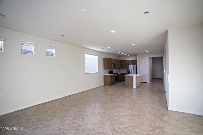 Building Photo - 1005 W Finch Dr