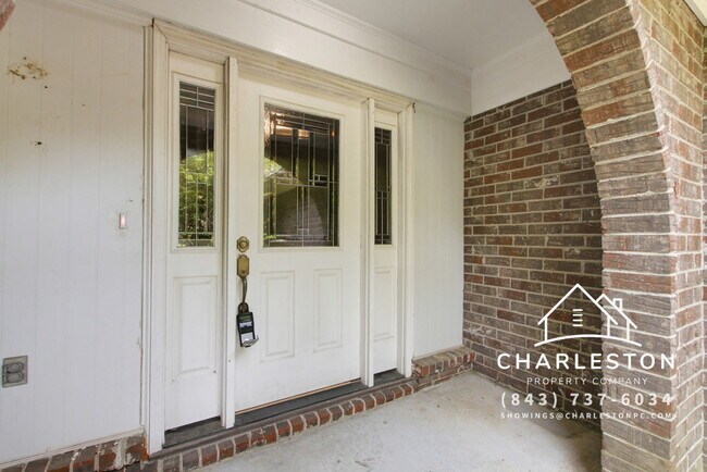 Building Photo - 2067 Dogwood Rd