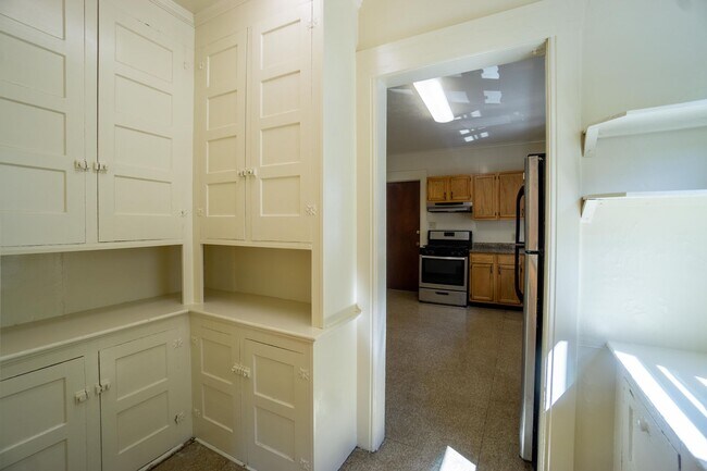 Building Photo - First Floor Flat Close to Campus Off Stree...