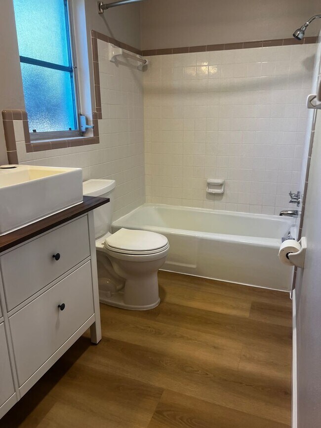 Building Photo - Immediate Availability on Newly Updated 2BR/2BA in South Venice