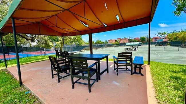 Building Photo - 670 Tennis Club Dr