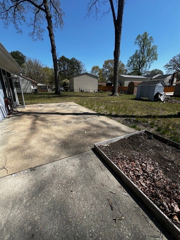 Building Photo - 1105 Ironington Rd