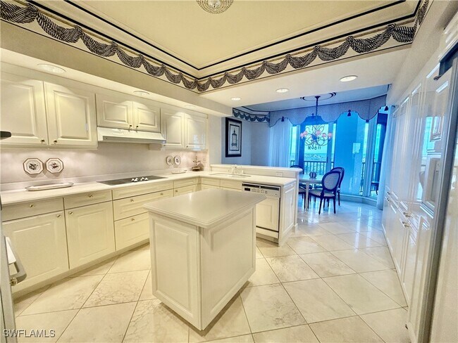 Building Photo - 8990 Bay Colony Dr