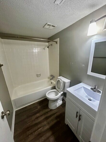 Building Photo - Glen Oaks Apartments