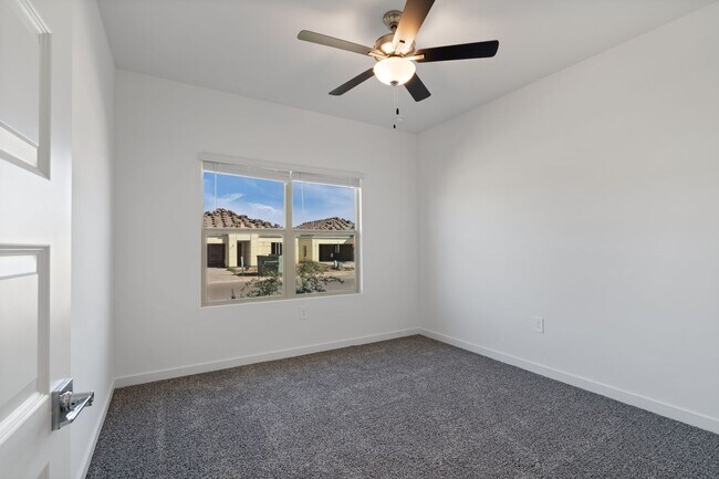Building Photo - 12437 W Old Farm Dr