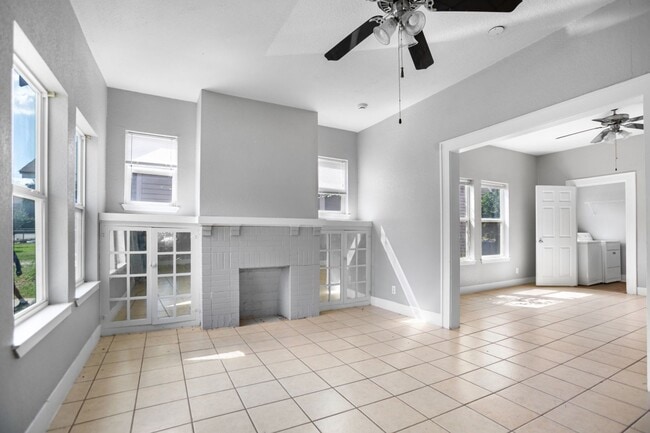 Building Photo - Available Now! Charming 2 Bed / 2 Bath Craftsman Home Near Downtown Waco