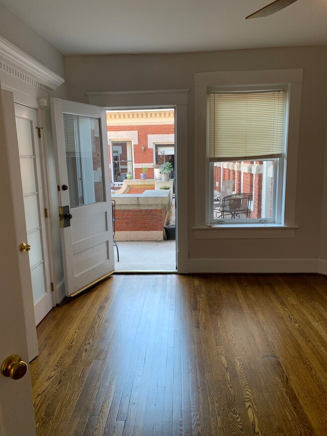 Building Photo - 400 E Washington St