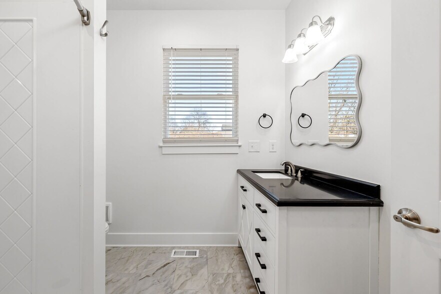 Building Photo - 2104 Jade Dr