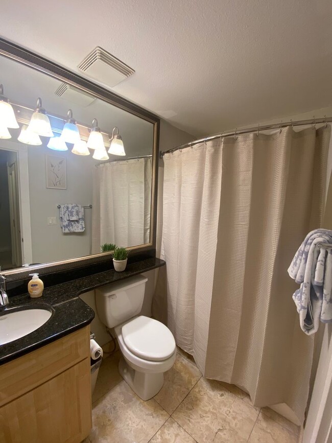 Building Photo - Amazing 2 bedroom furnished condo 1 block ...