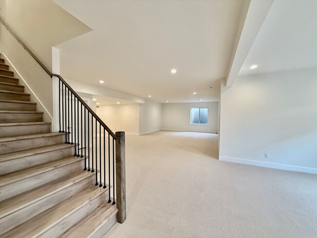 Building Photo - Luxury Living in Kissing Camels – 4 Bed | ...