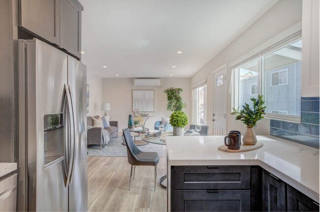 Building Photo - STUNNING REMODELED UPSTAIRS 2BD/2BA UNIT I...