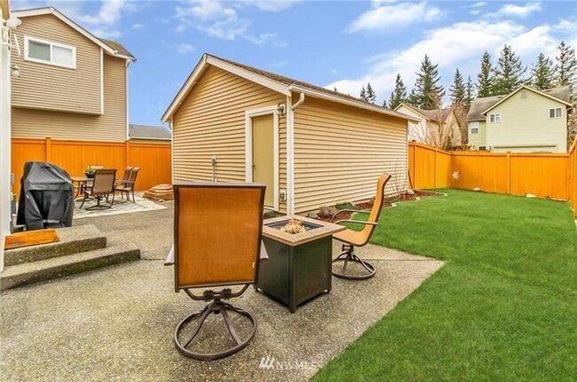 Building Photo - Beautiful Snoqualmie home available for mo...