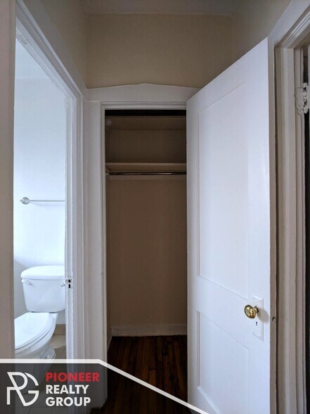 Building Photo - 949 W Cornelia Ave