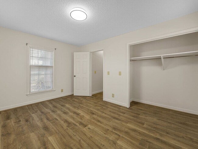 Building Photo - 400A Taylor Rd