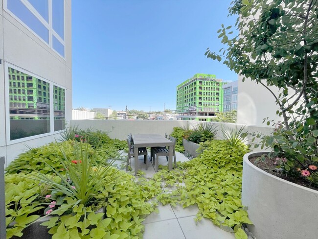 Building Photo - Improved Price!!!! Bustling Location! Mode...