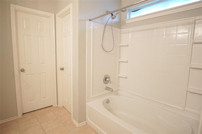 Building Photo - 210 King Ridge Dr