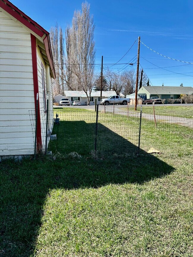 Building Photo - Hard to find 1 Bed 1 Bath House