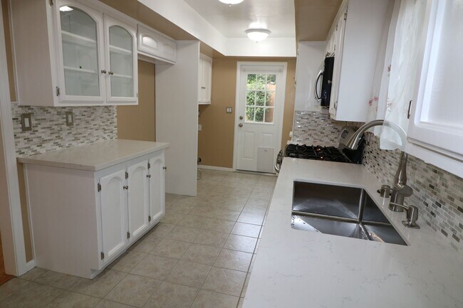 Building Photo - Charming home in West Hills adjacent neighborhood!