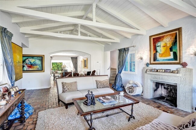 Building Photo - 940 Hollywood Blvd