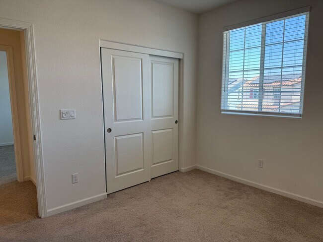 Building Photo - Beautiful 5 Bedroom, 3 Bathroom, 2800 Sqft...